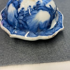 Une garniture de cinq vases en porcelaine de Chine en bleu et blanc, Kangxi — photo 14