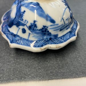 Une garniture de cinq vases en porcelaine de Chine en bleu et blanc, Kangxi — photo 15