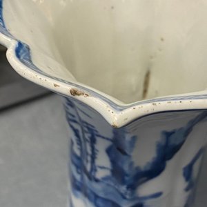 Une garniture de cinq vases en porcelaine de Chine en bleu et blanc, Kangxi — photo 23