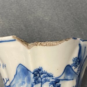 Une garniture de cinq vases en porcelaine de Chine en bleu et blanc, Kangxi — photo 25