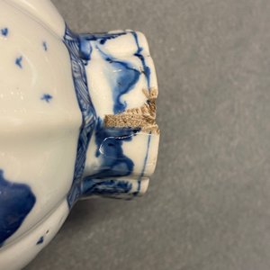 Une garniture de cinq vases en porcelaine de Chine en bleu et blanc, Kangxi — photo 28