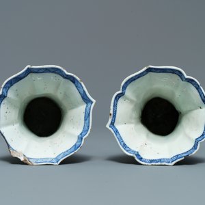 Une garniture de cinq vases en porcelaine de Chine en bleu et blanc, Kangxi — photo 7