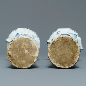 Une garniture de cinq vases en porcelaine de Chine en bleu et blanc, Kangxi — photo 8
