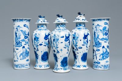 Une garniture de cinq vases en porcelaine de Chine en bleu et blanc, marque de Kangxi, 19ème