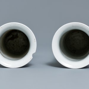 Une garniture de cinq vases en porcelaine de Chine en bleu et blanc, marque de Kangxi, 19ème — photo 12