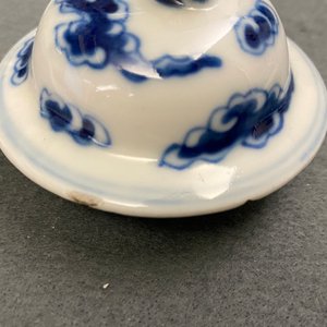 Une garniture de cinq vases en porcelaine de Chine en bleu et blanc, marque de Kangxi, 19ème — photo 15