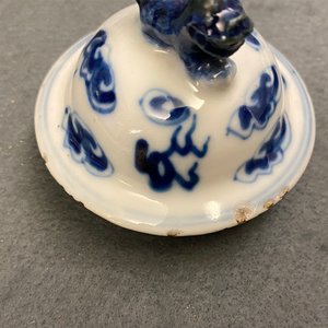 Une garniture de cinq vases en porcelaine de Chine en bleu et blanc, marque de Kangxi, 19ème — photo 16