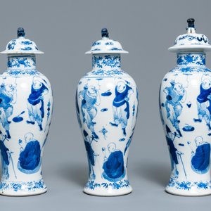 Une garniture de cinq vases en porcelaine de Chine en bleu et blanc, marque de Kangxi, 19ème — photo 2