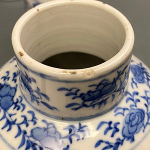Une garniture de cinq vases en porcelaine de Chine en bleu et blanc, marque de Kangxi, 19ème — photo 23