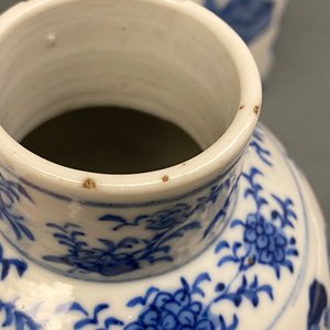 Une garniture de cinq vases en porcelaine de Chine en bleu et blanc, marque de Kangxi, 19ème — photo 24