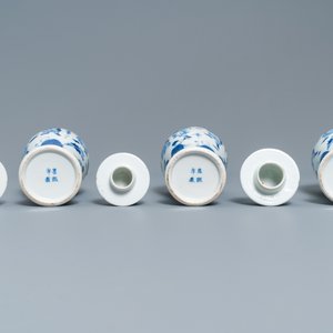 Une garniture de cinq vases en porcelaine de Chine en bleu et blanc, marque de Kangxi, 19ème — photo 7