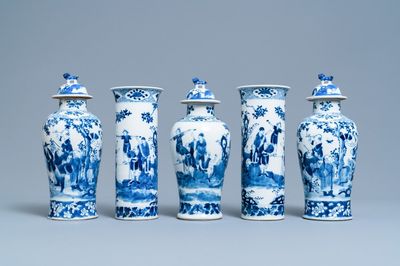 Une garniture de cinq vases en porcelaine de Chine en bleu et blanc, marque de Kangxi, 19ème