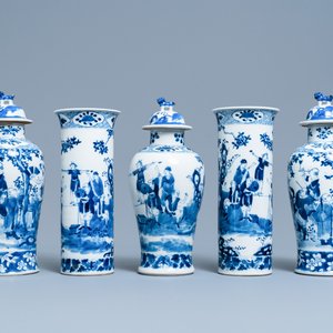 Une garniture de cinq vases en porcelaine de Chine en bleu et blanc, marque de Kangxi, 19ème — photo 1