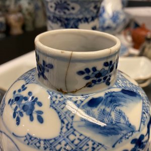 Une garniture de cinq vases en porcelaine de Chine en bleu et blanc, marque de Kangxi, 19ème — photo 11