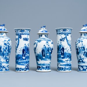 Une garniture de cinq vases en porcelaine de Chine en bleu et blanc, marque de Kangxi, 19ème — photo 3
