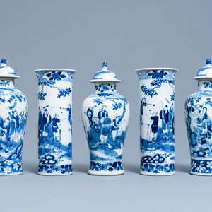 Une garniture de cinq vases en porcelaine de Chine en bleu et blanc, marque de Kangxi, 19ème — photo 4