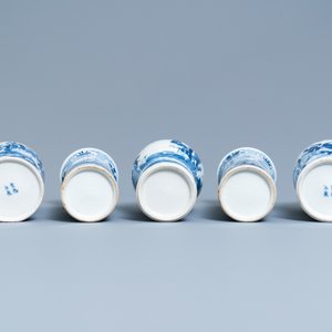 Une garniture de cinq vases en porcelaine de Chine en bleu et blanc, marque de Kangxi, 19ème — photo 6