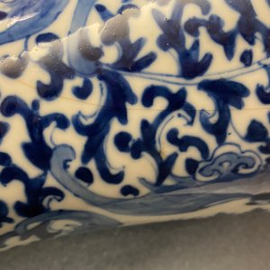 Une garniture de cinq vases en porcelaine de Chine en bleu et blanc, marque de Kangxi, 19ème — photo 12
