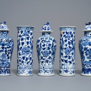 Une garniture de cinq vases en porcelaine de Chine en bleu et blanc, marque de Kangxi, 19ème — photo 3