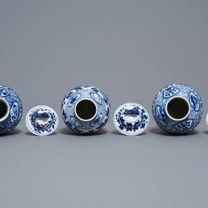 Une garniture de cinq vases en porcelaine de Chine en bleu et blanc, marque de Kangxi, 19ème — photo 5
