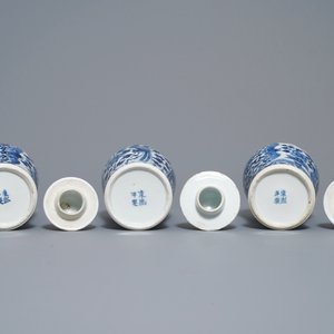 Une garniture de cinq vases en porcelaine de Chine en bleu et blanc, marque de Kangxi, 19ème — photo 6