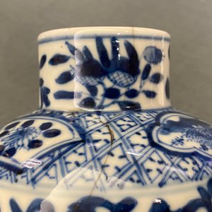 Une garniture de cinq vases en porcelaine de Chine en bleu et blanc, marque de Kangxi, 19ème — photo 9