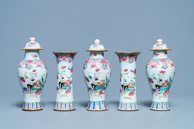 Une garniture de cinq vases en porcelaine de Chine famille rose à décor d'antiquités, Qianlong