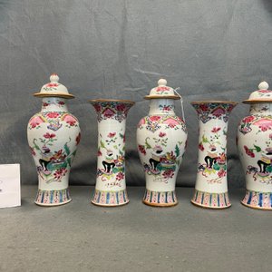 Une garniture de cinq vases en porcelaine de Chine famille rose à décor d'antiquités, Qianlong — photo 11