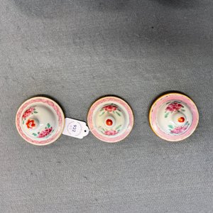 Une garniture de cinq vases en porcelaine de Chine famille rose à décor d'antiquités, Qianlong — photo 18