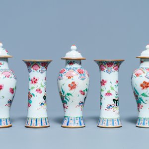 Une garniture de cinq vases en porcelaine de Chine famille rose à décor d'antiquités, Qianlong — photo 2