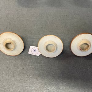 Une garniture de cinq vases en porcelaine de Chine famille rose à décor d'antiquités, Qianlong — photo 21