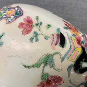 Une garniture de cinq vases en porcelaine de Chine famille rose à décor d'antiquités, Qianlong — photo 23