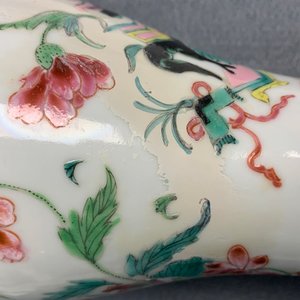 Une garniture de cinq vases en porcelaine de Chine famille rose à décor d'antiquités, Qianlong — photo 24