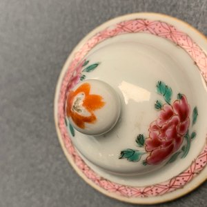Une garniture de cinq vases en porcelaine de Chine famille rose à décor d'antiquités, Qianlong — photo 31