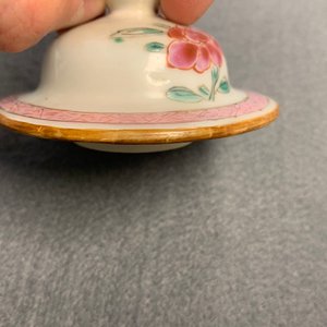Une garniture de cinq vases en porcelaine de Chine famille rose à décor d'antiquités, Qianlong — photo 36