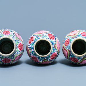 Une garniture de cinq vases en porcelaine de Chine famille rose à décor d'antiquités, Qianlong — photo 5
