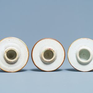 Une garniture de cinq vases en porcelaine de Chine famille rose à décor d'antiquités, Qianlong — photo 7