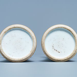Une garniture de cinq vases en porcelaine de Chine famille rose à décor d'antiquités, Qianlong — photo 8