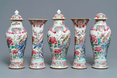 Une garniture de cinq vases en porcelaine de Chine famille rose, Qianlong