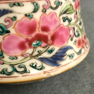 Une garniture de cinq vases en porcelaine de Chine famille rose, Qianlong — photo 17