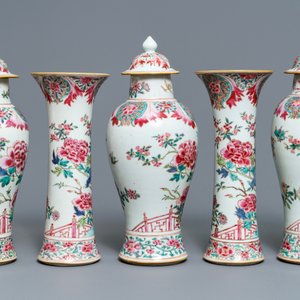 Une garniture de cinq vases en porcelaine de Chine famille rose, Qianlong — photo 2