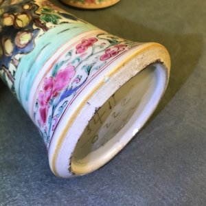 Une garniture de cinq vases en porcelaine de Chine famille rose, Qianlong — photo 9
