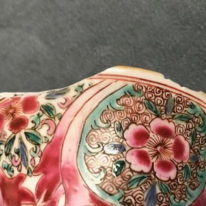 Une garniture de cinq vases en porcelaine de Chine famille rose, Qianlong — photo 10