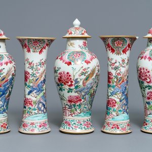 Une garniture de cinq vases en porcelaine de Chine famille rose, Qianlong — photo 1
