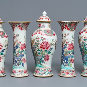 Une garniture de cinq vases en porcelaine de Chine famille rose, Qianlong — photo 4