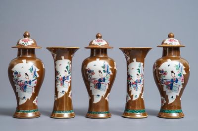 Une garniture de cinq vases en porcelaine de Chine famille rose sur fond brun capucin, Qianlong