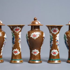 Une garniture de cinq vases en porcelaine de Chine famille rose sur fond brun capucin, Qianlong — photo 2