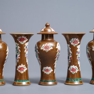 Une garniture de cinq vases en porcelaine de Chine famille rose sur fond brun capucin, Qianlong — photo 4