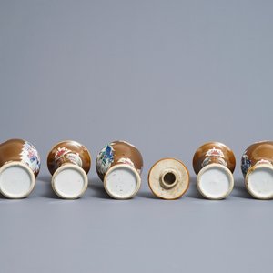 Une garniture de cinq vases en porcelaine de Chine famille rose sur fond brun capucin, Qianlong — photo 6