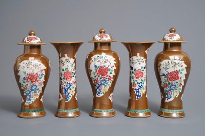 Une garniture de cinq vases en porcelaine de Chine famille rose sur fond brun capucin, Qianlong